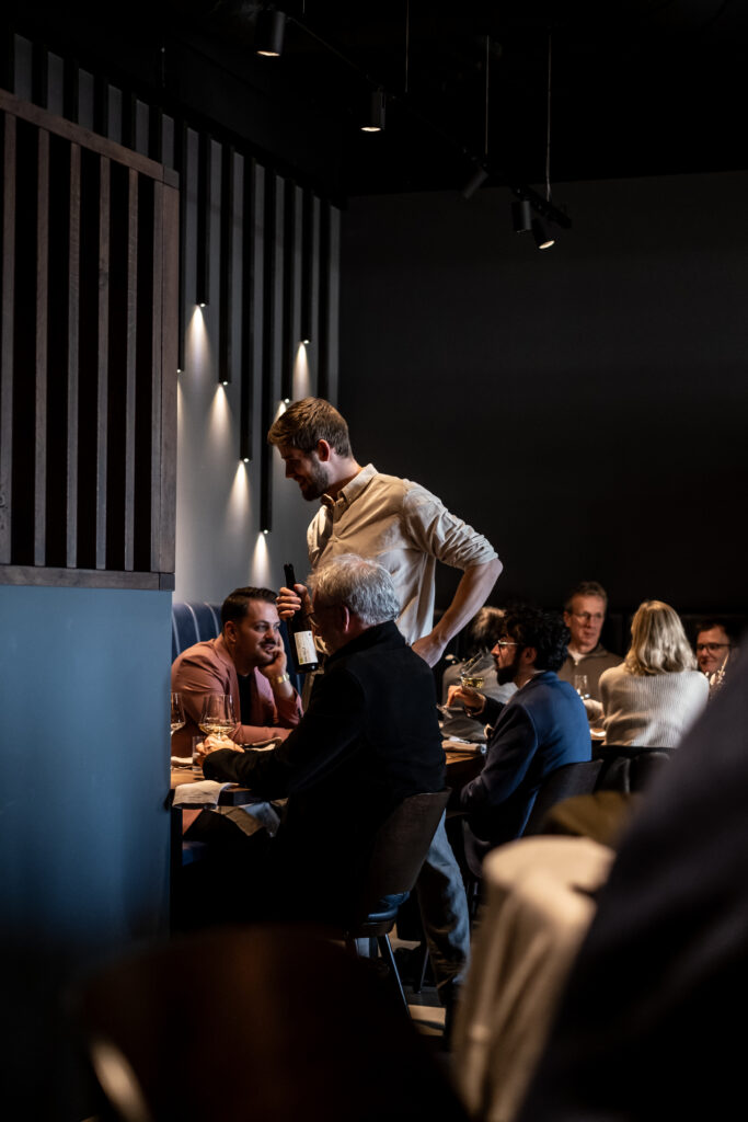 Weinreise mit Jannis! Jedes Menü kann individuell durch eine Selektion an Weinen durch den Sommelier Jannis Bartsch begleitet werden.