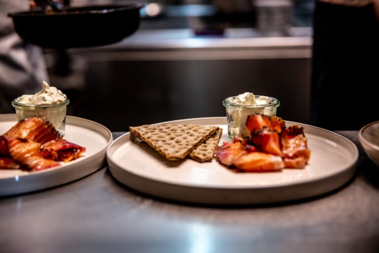 Was gibts am Europahafenkopf schöneres als Seafood und Wein 🥂 - Unsere Küche heGiorgia Petersen-Hoetzelrt ständig in neuen Variationen 🥰 📸 @giorgiagraphy