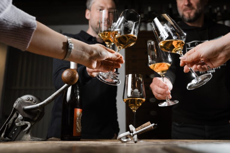 Anstoßen mit Süßwein im Ratskeller